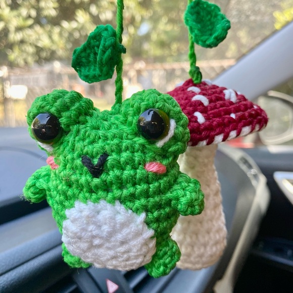Crochet mushroom-frog mirror hanger for car - Picture 2 of 2